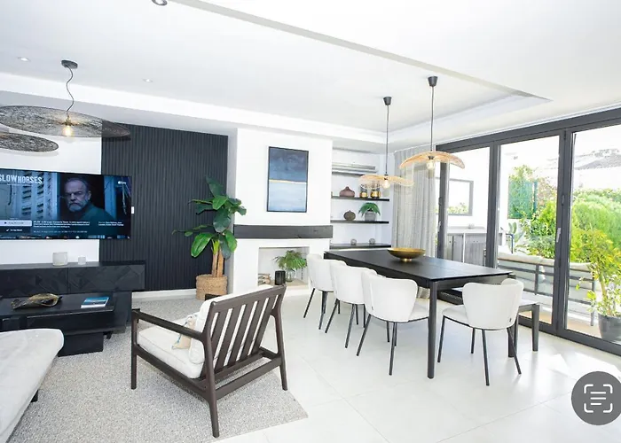Feriehus Charming Townhouse/5bedrs/front Beach/private Pool